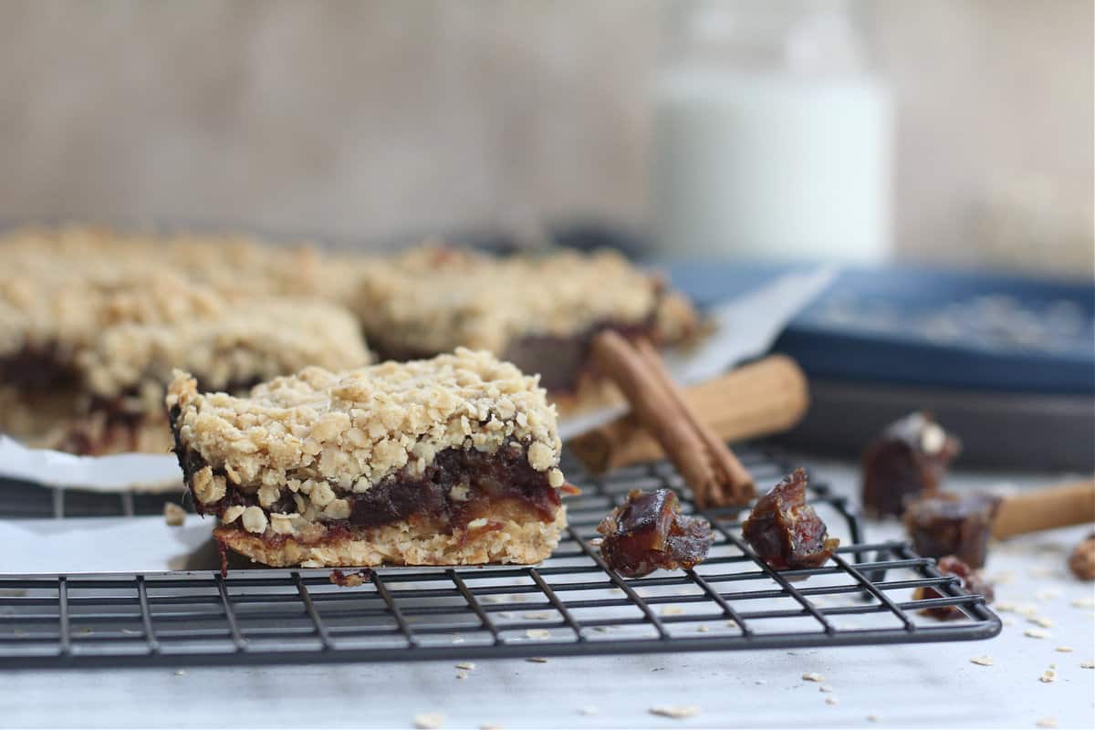how to make Oatmeal Date Bars