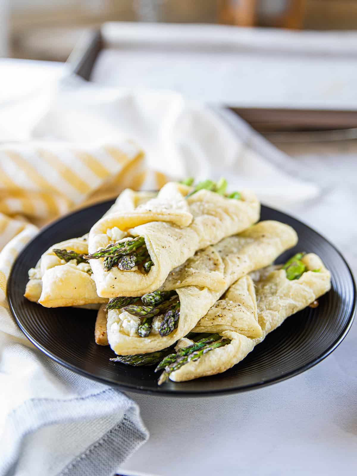 how to make Asparagus puff pastry bundles